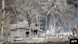 Nhà cửa bị bao phủ bởi tro núi lửa ở Argomulyo, Yogyakarta, Indonesia