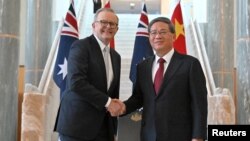 中国国务院总理李强在澳大利亚堪培拉议会大厦与澳大利亚总理安东尼·阿尔巴尼斯握手。(2024年6月17日)