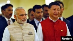 印度总理莫迪和中国领导人习近平在印度举行的金砖国家峰会上合影。（2016年10月5日）