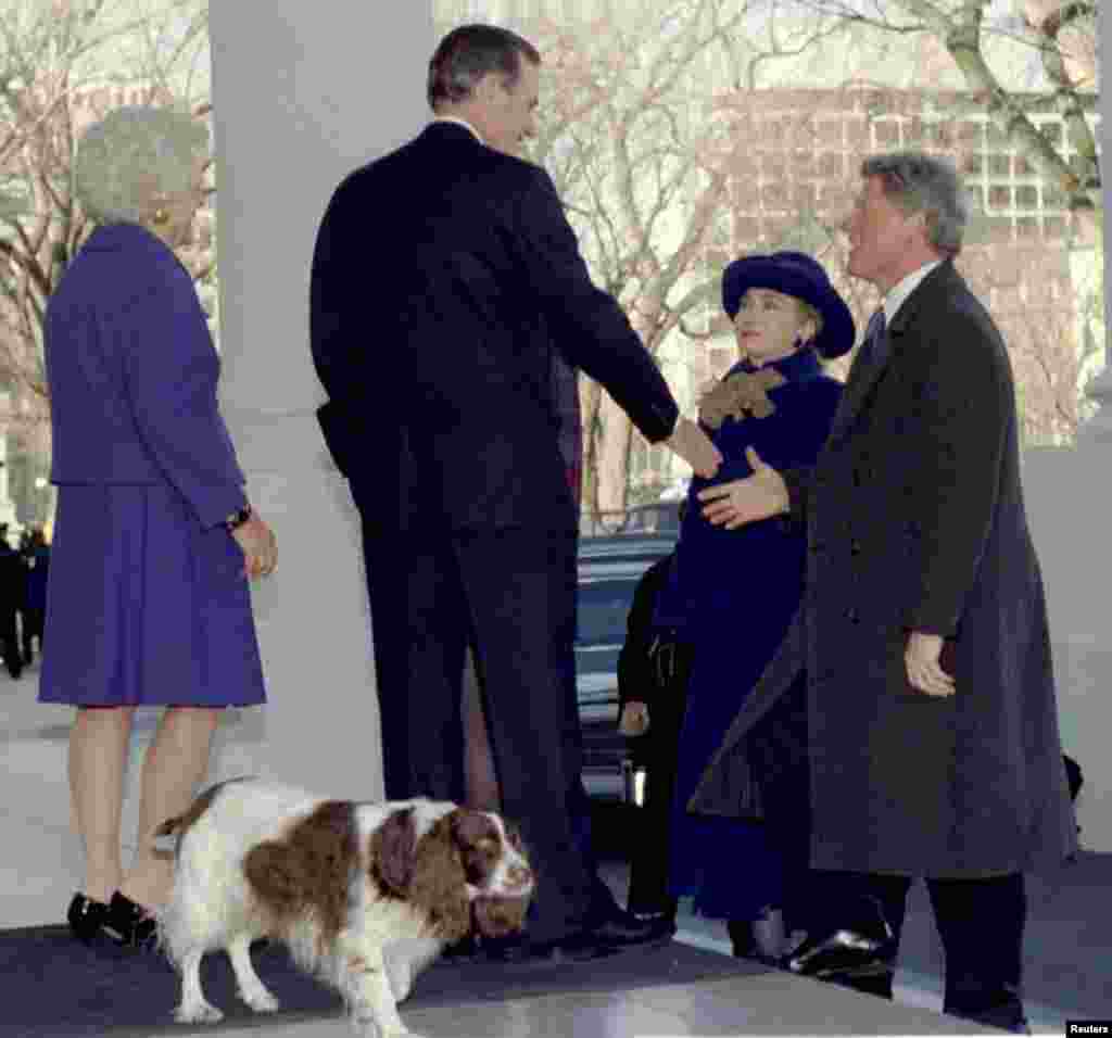 1993年1月20日,当选总统克林顿和夫人希拉里·克林顿抵达白宫,与即将卸任的总统乔治·布什及其夫人握手。