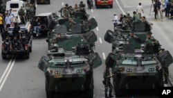 2016年1月14日印尼军人乘装甲车在14日发生爆炸的地点附近巡逻