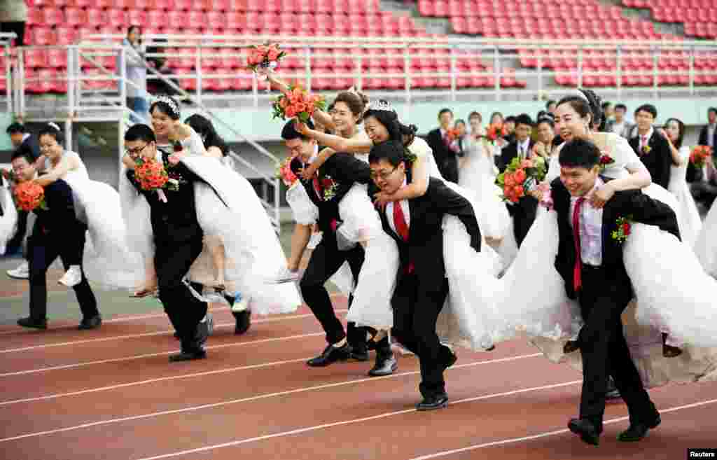 黑龙江哈尔滨工业大学64对博士生的集体婚礼上举行背媳妇赛跑(2017年6月4日)。新娘们穿着婚纱。中国婚纱礼服网的一篇文章说:“国人真正开始接触白色婚纱还要追溯到20世纪80年代,在此之前一直秉承红色凤冠霞帔的传统将近3000年之久。面对改革开放带来的外来文化的强烈冲击,婚纱变成了婚礼服饰的代名词。”其实,在西风东渐的民国时代,也有不少新娘穿西方式婚纱。也有新娘穿中西合璧的婚纱,例如下图上的宋美龄。