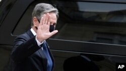 美国国务卿布林肯与法国总统马克龙会晤后向记者挥手（2021年6月25日）