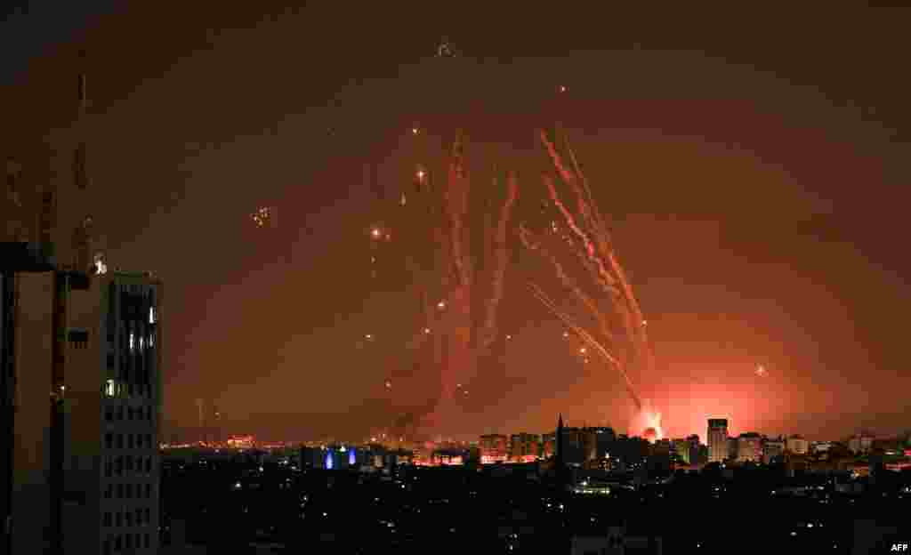 Mfululizo wa mashambulizi ya roketi yanayofanywa na wanamgambo wa kipalestina kutoka Gaza, huku makombora kutoka mfumo wa ulinzi wa Israel wa Iron Dome ukijaribu kuzuia roketi hizo kufika miji ya Israel. Oktoba 8, 2023.