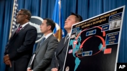 美国司法部举行的新闻发布会上，执法官员站在一张芬太尼分销海报旁（2017年10月17日）