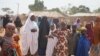 Picha hii inayonyesha wazazi wakisubiri kupata taarifa kuhusu watoto wao waliotekwa nyara katika shule ya sekondari na msingi huko Kuriga nchini Nigeria, Machi 9, 2024. Picha ya AP