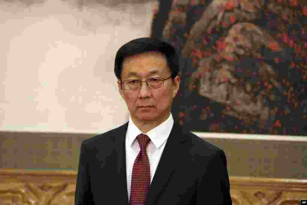 中共十九届政治局常委韩正在人民大会堂的媒体见面会上(2017年12月25日)。韩正是上海市委书记,从政治局常委排名顺序上看,在2018年3月的人大大会之后,他将就任国务院常务副总理。韩正一直在上海任职,而不像其他5位政治局常委那样曾经在两个省、自治区或直辖市担任最高领导人。韩正被认为属于上海帮,他的入常显示某种程度的派系平衡。