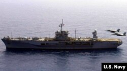 2020年5月30日美国海军蓝岭号两栖作战指挥舰（USS Blue Ridge LCC-19）在菲律宾海训练（美国海军照片）
