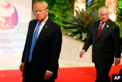 在马尼拉参加东盟峰会的川普总统和蒂勒森国务卿。（资料照）
