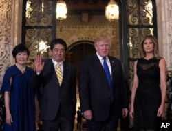 2017年二月，美国总统川普和第一夫人梅拉尼亚与日本首相安倍晋三夫妇于海湖庄园共进晚餐之前合影。