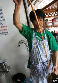 Ông Suchart Lapaparat cho biết thu nhập của ông đã giảm sút từ 60 đô la một ngày xuống chỉ còn một nửa