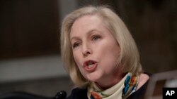 来自纽约州的民主党籍联邦参议员吉利布兰德在参议院军事委员会就海军陆战队员在脸书分享女战友裸照丑闻举行的听证会上向海军陆战队司令内勒上将发问。（2017年3月14日）