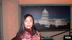 何清涟2006年3月9日参加美国之音电视节目（美国之音拍摄）