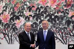 2018年6月3日美国商务部长威尔伯·罗斯在北京钓鱼台国宾馆与中国国务院副总理刘鹤会谈后握手合影。