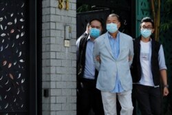 壹传媒集团创办人黎智英（中）被香港警方国安处拘押。（2020年8月10日）