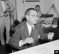 1954年7月30日，时任参议员约翰逊在华盛顿举行新闻发布会（资料图片)