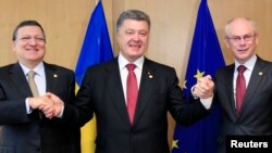 Голова Єврокомісії Жозе Мануель Баррозу (ліворуч), президент України Петро Порошенко і голова Європейської ради Герман Ван Ромпей