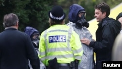 英国有关人员在索尔兹伯里镇一些地点进行消毒