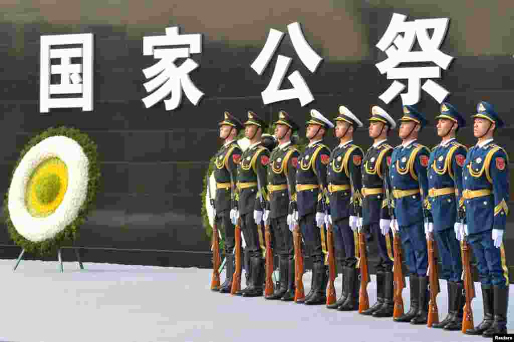 中国在南京举行对于抗日战争中日本帝国军队南京大屠杀80周年的公祭仪式(2017年12月13日)。2018年8月15日是二战中日本投降73周年。中国国家主席习近平出席了2017年的国家公祭,但是没有发表讲话。仪式包括默哀和中国军人向30万死难者敬献花圈。中国说,这些人在昔日中国首都南京长达六星期的肆虐中死于日军之手。战后特别法庭最终将这个数字削减到20万人。
