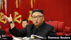 金正恩在朝鲜劳动党第八届中央委员会第三次会议开幕式上发表讲话。（路透社照片）