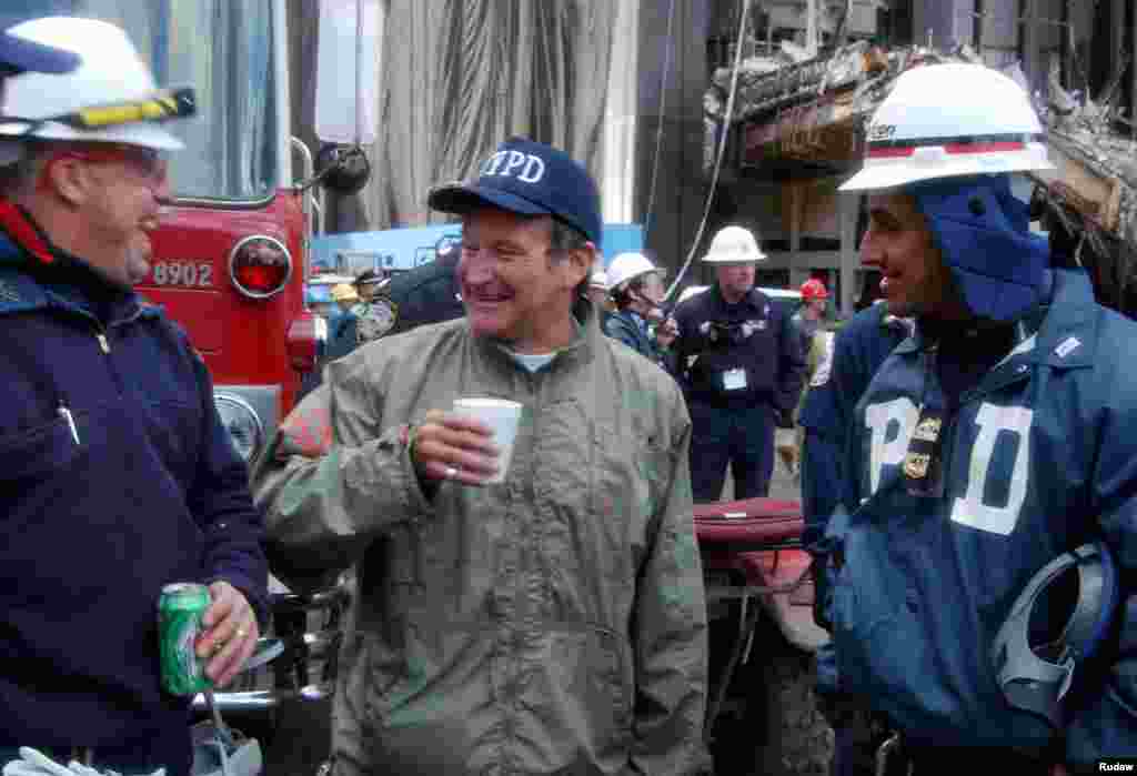 Diễn viên Robin Williams và các nhân viên cứu hộ gần Trung tâm Thương mại Thế giới tại Manhattan, ngày 17 tháng 10, 2001 Williams đã dành thời gian để chia sẻ niềm vui với nhân viên cứu hộ và gây ngạc nhiên cho vợ của họ với những cú điện thoại.