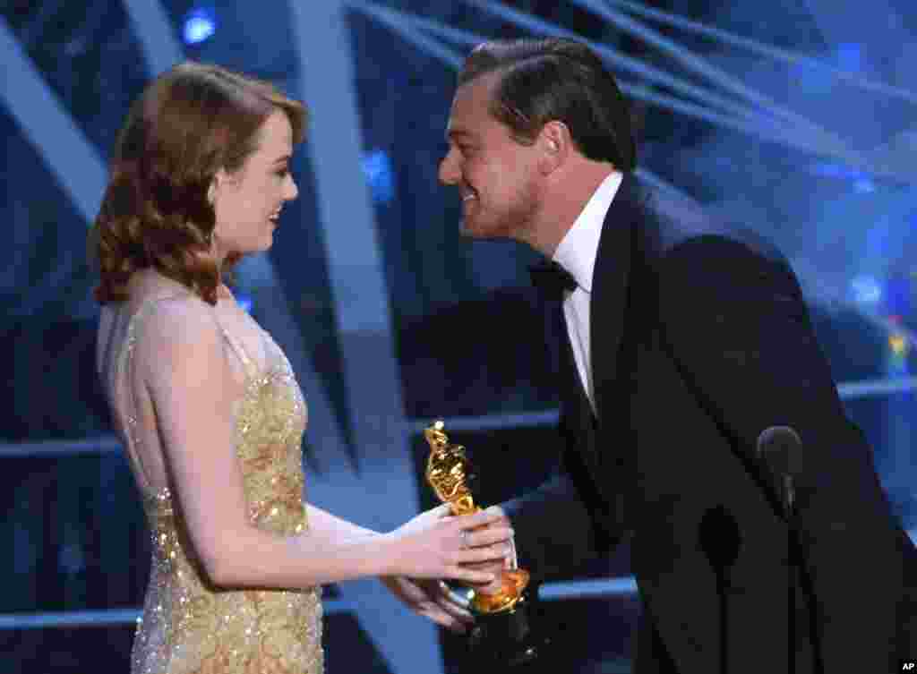 奥斯卡典礼上,上届奥斯卡影帝莱昂纳多·迪卡普里奥(Leonardo DiCaprio)给艾玛·斯通发奖(2017年2月26日)。