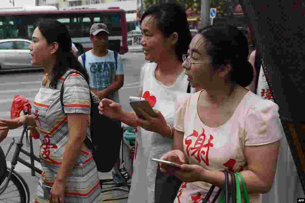 709案维权律师谢阳的妻子陈桂秋(右),唐荊陵的妻子汪艳芳(中), 勾洪国(网名戈平)的妻子樊丽丽在最高法院外面,她们的衣服上印有丈夫的名字(2016年7月4日)。陈桂秋2017年被营救来美,和人权律师江天勇的妻子金变玲以及在中国大陆被捕的台湾非政府组织人士李明哲的太太李静瑜,出席了美国众议院外委会一个小组委员会的听证会,主题是“在中国被失踪、囚禁和酷刑:妻子们为丈夫们的自由呼吁”。