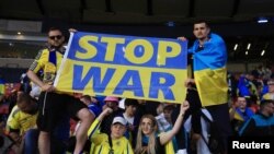 На стадионе в Глазго: спортсмены и болельщики протестуют против нападения России на Украину (архивное фото)