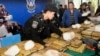 泰国警察在举行记者会之前摆放他们缉获的安非他明（2013年2月15日）