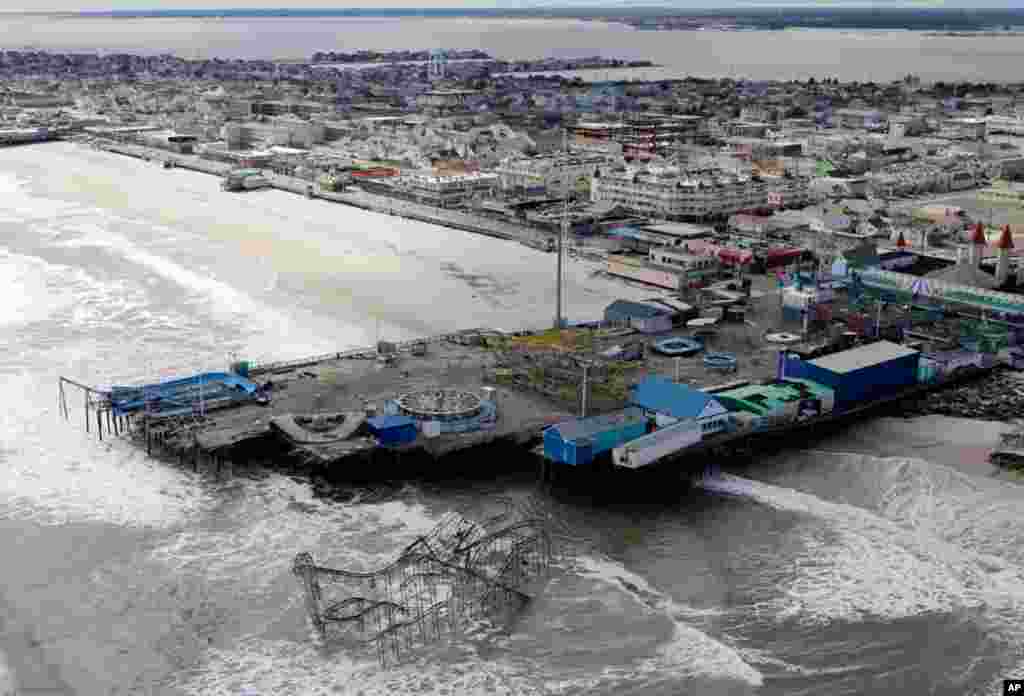 Ảnh chụp từ trên không cho thấy thiệt hại tại một công viên giải trí sau khi siêu bão Sandy quét qua ở Seaside Heights, bang New Jersey, ngày 31 tháng 10, 2012. (AP Photo/Mike Groll)