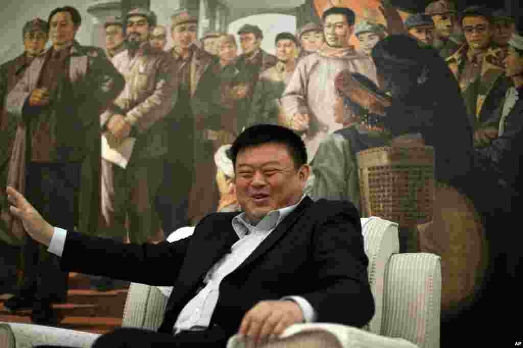 2013年8月31日,尼加拉瓜运河开发投资公司总裁王靖坐在一幅大型油画前。刘少奇(中间戴围巾者)的形象出现在这个美术作品中,他左侧是邓小平,油画上还有毛泽东、周恩来等人。