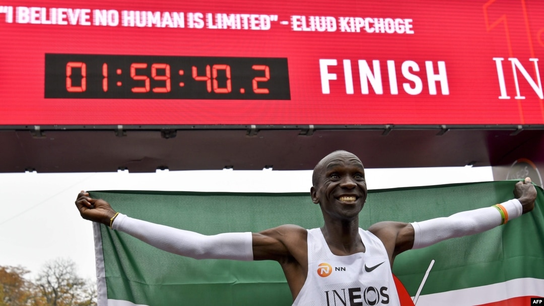  Eliud Kipchoge akishangilia baada ya kuvunja rekodi ya marathon alipokuwa Vienna. 