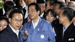 Tổng thống Nam Triều Tiên Lee Myung-bak (trái) Thủ tướng Nhật Naoto Kan và Thủ tướng Trung Quốc Ôn Gia Bảo đến thăm một trung tâm tạm ngụ trong thành phố Fukushima