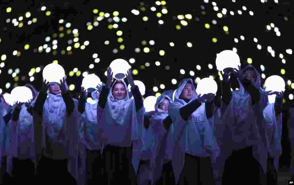 平昌冬奥会闭幕式上，表演者举着明灯。（2018年2月25日）