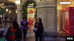 莫斯科红场旁国家百货商店(GUM)中的中国游客。