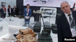 资料照:2023年2月20日,在阿拉伯联合酋长国阿布扎比举行的国际防务展览和会议(IDEX)上,俄罗斯武器在NAVDEX上展出。(路透社)