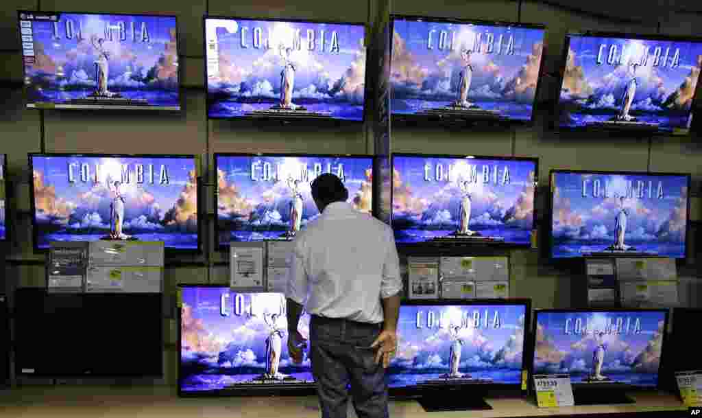 2012年11月23日,一位顾客在田纳西州的富兰克林镇的百思买(Best Buy)察看待售的电视机。