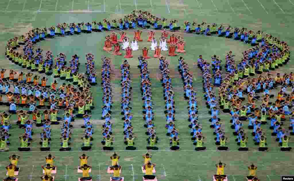在2016年的世界瑜伽日前夕,印度学生进行瑜伽彩排。2014年,联合国通过了印度驻联合国大使提交的方案,将每年的6月21日定为“国际瑜伽日”。在2015年6月21日第一届国际瑜伽日的庆祝活动中,莫迪总理亲自带领来自全球84个国家的3万5千多名瑜伽爱好者,在新德里举行了声势浩大的集体瑜伽练习活动,参加人数和代表国家的数目创下了这类活动的吉尼斯记录。