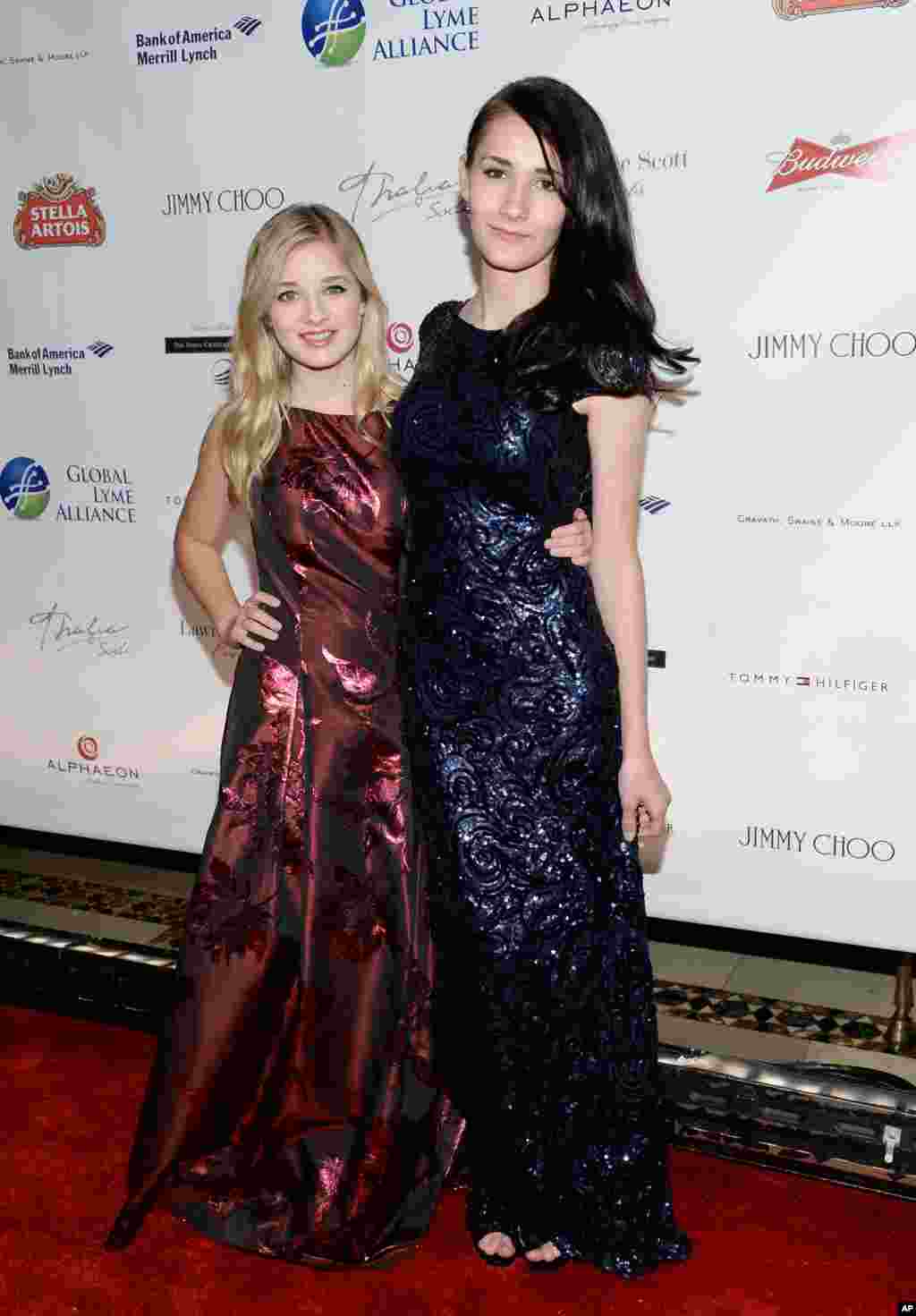 歌手杰基·伊万科( Jackie Evancho, 左)和她的姐姐朱丽叶·伊万科(Juliet Evancho) 在纽约参加慈善团体全球莱姆联盟主办的晚会(2015年10月8日)