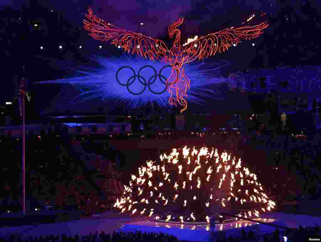 Chim phượng hoàng lửa bay lên từ ngọn lửa Olympic trong lễ bế mạc Thế vận hội London 2012.
