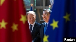 中国总理李克强和欧洲理事会主席图斯克抵达布鲁塞尔参加欧中峰会。（2017年6月2日）