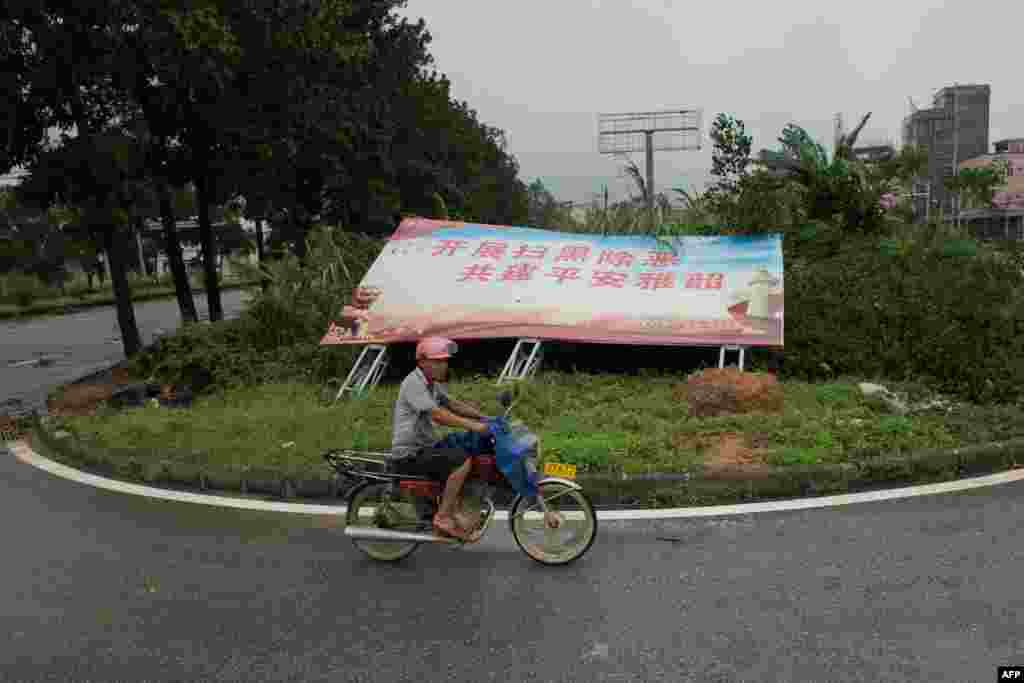2018年9月17日台风山竹袭击中国广东省的阳江之后,一名男子驾驶摩托车驶过被风刮歪的宣传牌,上面写着“开展扫黑除恶,共建平安雅韶”。图特图片显示,“广东海洋大学”校名的立体大字,一部分被吹走,变成了厂东母羊大学;“深圳市人民法院”牌子上的法字被刮下来,这被自称“《环球时报》认证的‘反华记者’”的苏雨桐评价为:“多么准确的定点清除”。还有网上视频显示,高悬的大型宣传牌被刮倒,砸到了人。此外也有附带图片的推文说:“深圳大梅沙海边的‘天长地久’石,是深圳婚纱照的必拍点。 经台风‘山竹’肆虐后,海未枯,石已烂!”