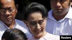 缅甸民主运动领袖昂山素季在仰光的民盟总部对支持者发表讲话后离开总部（2015年11月9日）