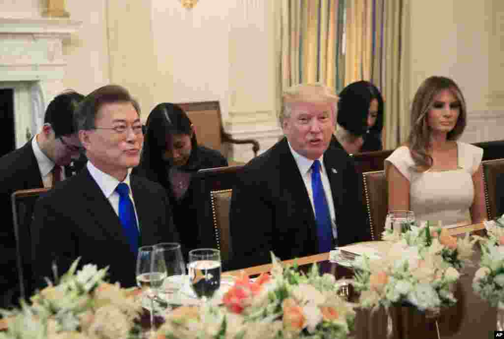 美国总统川普和韩国总统文在寅在白宫国宴厅欢迎文在寅的宴会上,美国第一夫人在场(2017年6月29日)。川普与文在寅表示,将对平壤的核导项目进行“坚决果断的回应”。川普总统针对前任奥巴马的朝鲜政策说:“对朝鲜政权战略忍耐时代已经失败。经历了很多年,这个政策已经失败,坦率地讲,忍耐已经结束”。川普和文在寅在向朝鲜施加多大压力的问题上存在分歧。 