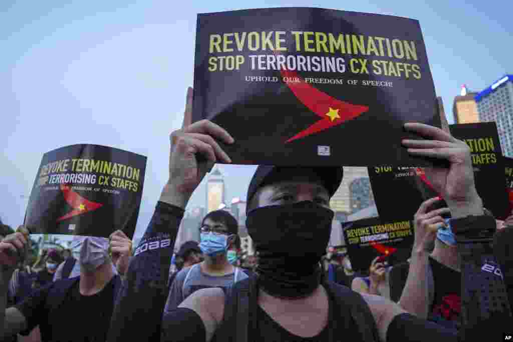 示威者在港岛中区爱丁堡广场举着标语牌抗议国泰航空屈服北京压力打压员工 (2019年8月28日)