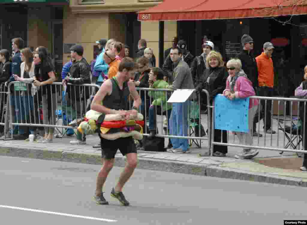 Ảnh nhìn xa của hai nghi can ở gần mức đến của cuộc đua Marathon ở Boston. (Ảnh: Bob Leonard)