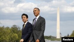 2015年4月27日，美国总统奥巴马和来访的日本首相安倍晋三参观华盛顿林肯纪念堂，背景是华盛顿纪念碑。
