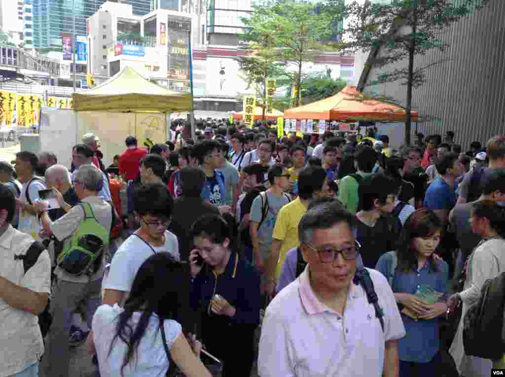港人重返政总纪念雨伞运动一周年（美国之音海彦拍摄）