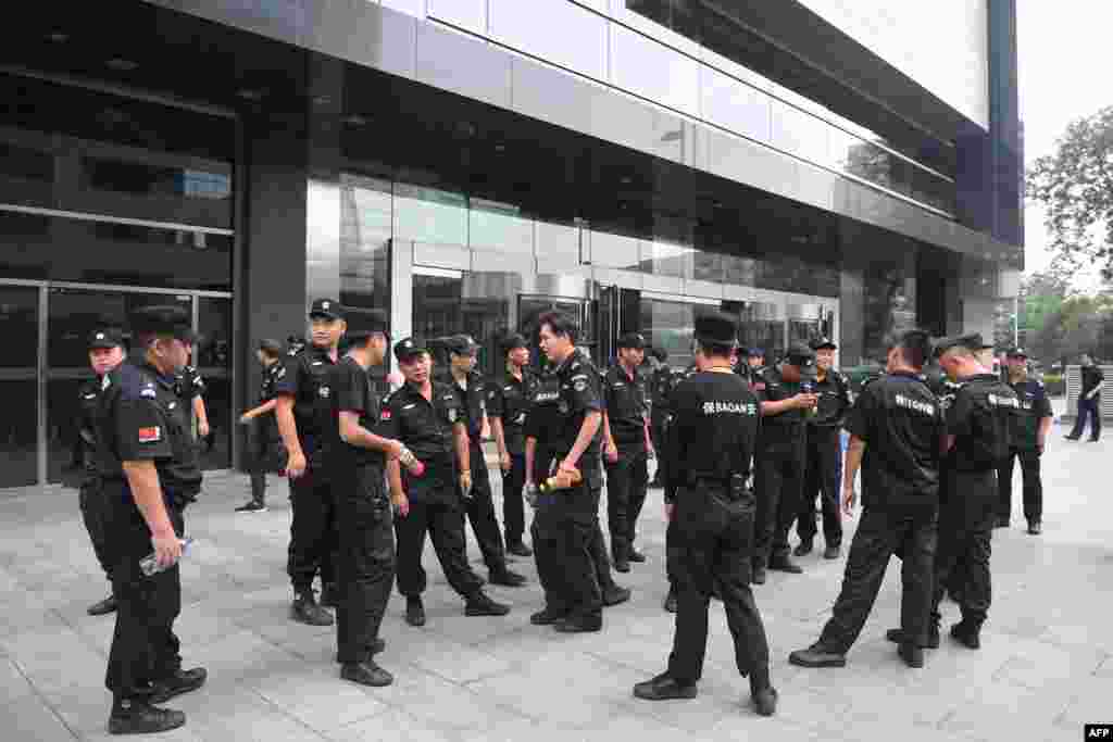在北京的中国银监会入口处,保安人员聚集。中国网贷平台集资受害者准备到这里请愿。当局严阵以待(2018年8月6日)。