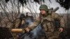 Фото: Українські бійці ведуть вогонь з гаубиці М101 по російських позиціях на передовій поблизу Авдіївки, Донецька область, п'ятниця, 22 березня 2024 р. (Фото: AP Photo/Efrem Lukatsky)
